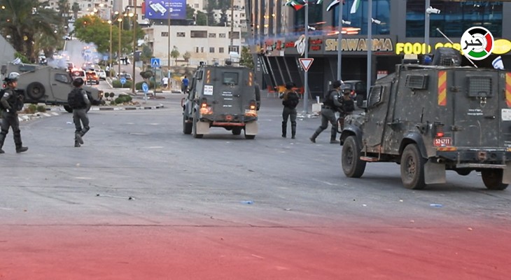 بالفيديو: "خبر" ترصد مواجهات الشُبان مع قوات الاحتلال قرب حاجز "بيت إيل" شمال البيرة 