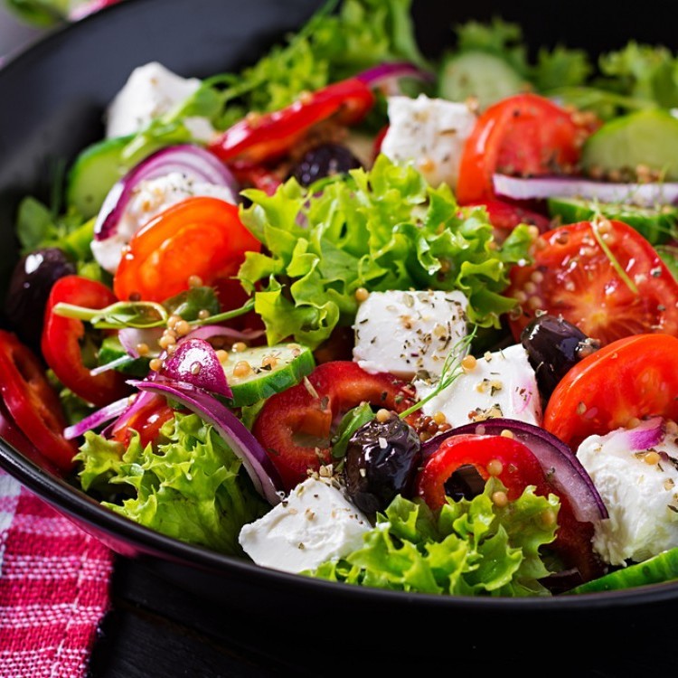 سلطة الأجبان بالخضار