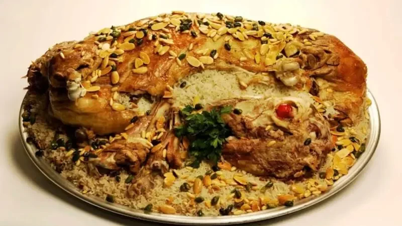 بالفيديو: طريقة عمل خروف محشي بالتوابل العربية