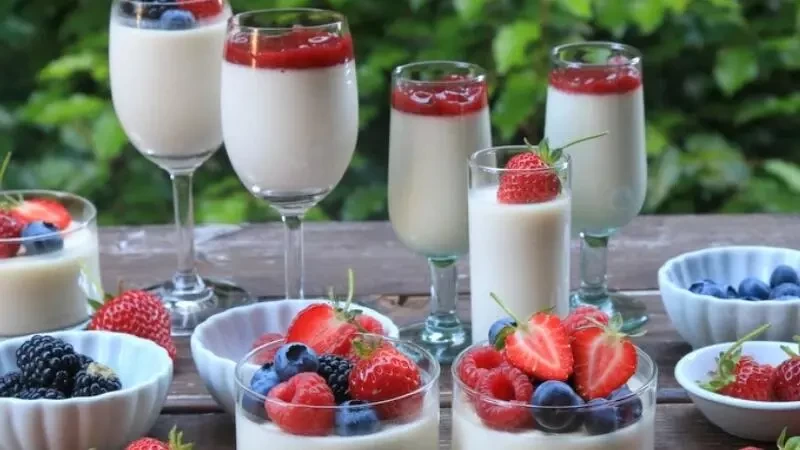 بالفيديو: طريقة تحضير حلوى بانا كوتا بالتوت والفراولة الشهية