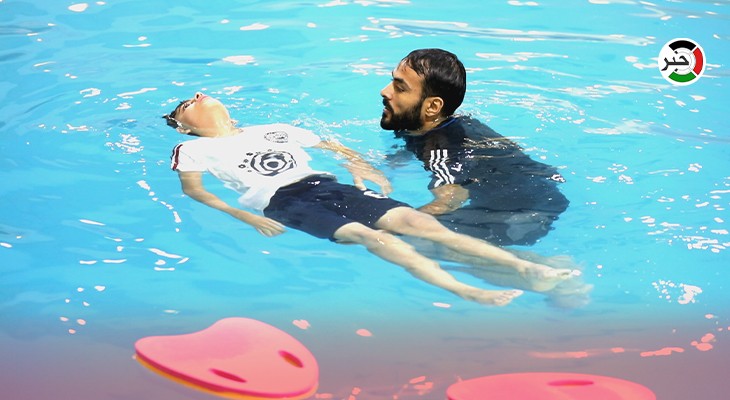 بالفيديو: مخيم سباحة وألعاب مائية في غزّة لتنمية قدرات ومهارات أطفال "طيف التوحد"