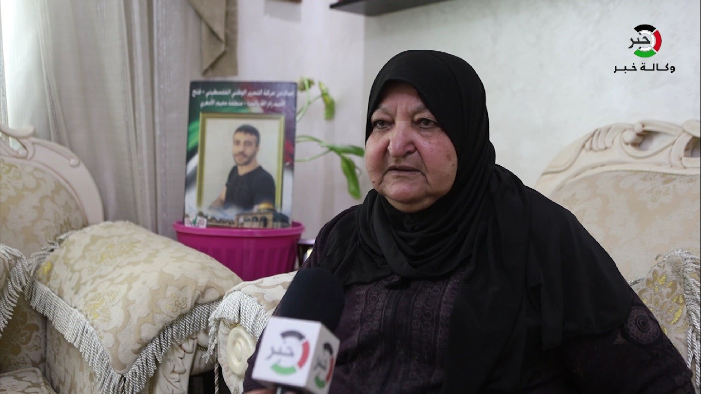 بالفيديو: أم ناصر أبو حميد تكشف لـ"خبر" عن تطورات الحالية الصحية لنجلها الأسير المريض بالسرطان