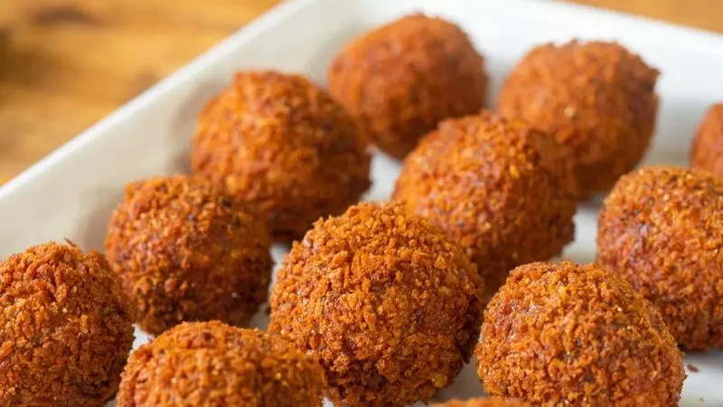 بالفيديو: طريقة عمل كرات اللحم المقرمشة السريعة