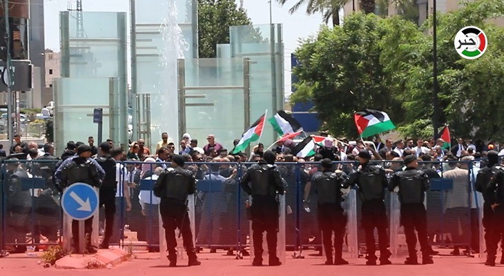 بالفيديو: مُحامون يحتجون على القرارات بقوانين المعدلة أمام مقر مجلس الوزراء في رام الله