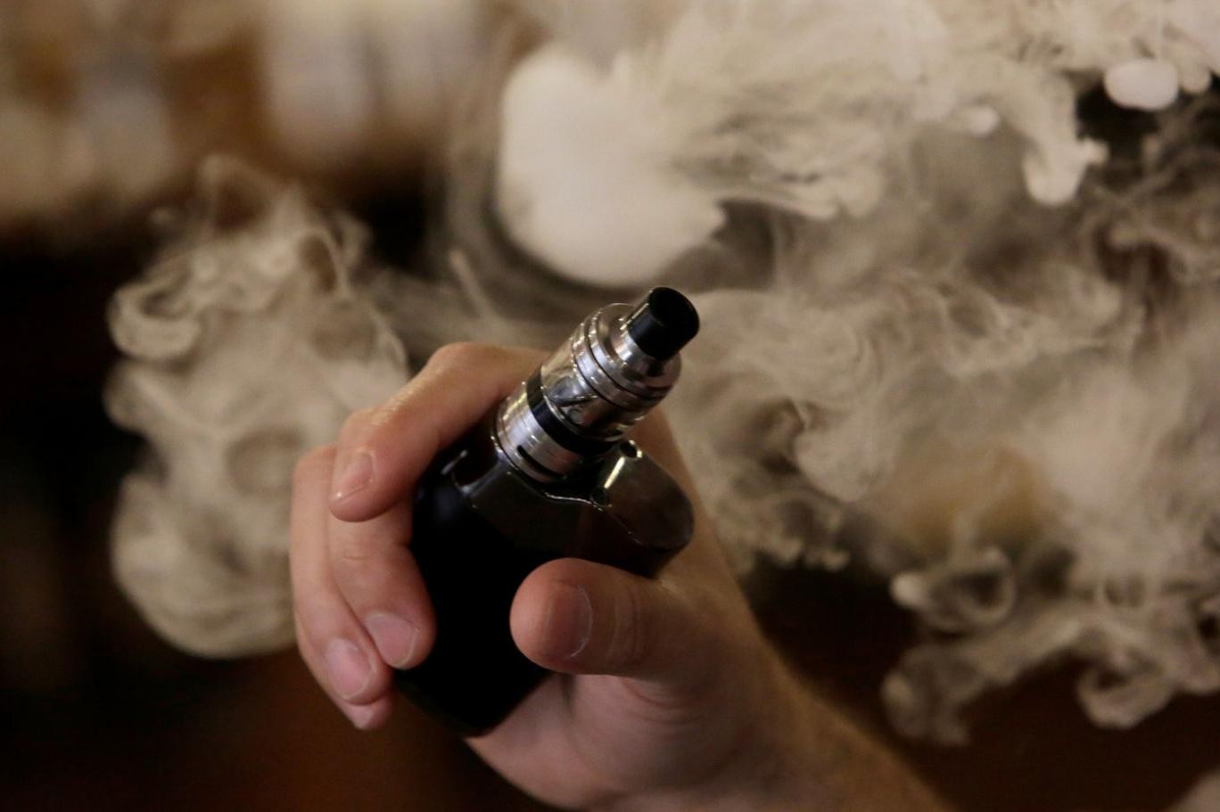 خطير جدا.. هل السيجارة الإلكترونية البديل الصحي للتدخين التقليدي؟