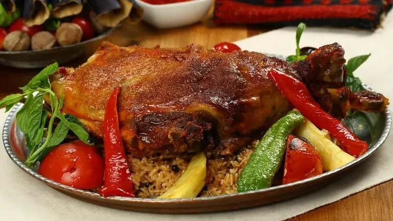 بالفيديو: طبق غداء عيد الأضحى.. خروف محشي بالأرز والتوابل
