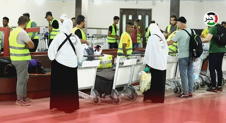 بالفيديو: وسط أجواءٍ إيمانية.. عدسة "خبر" ترصد لحظة وصول الفوج الأول من حجاج قطاع غزّة