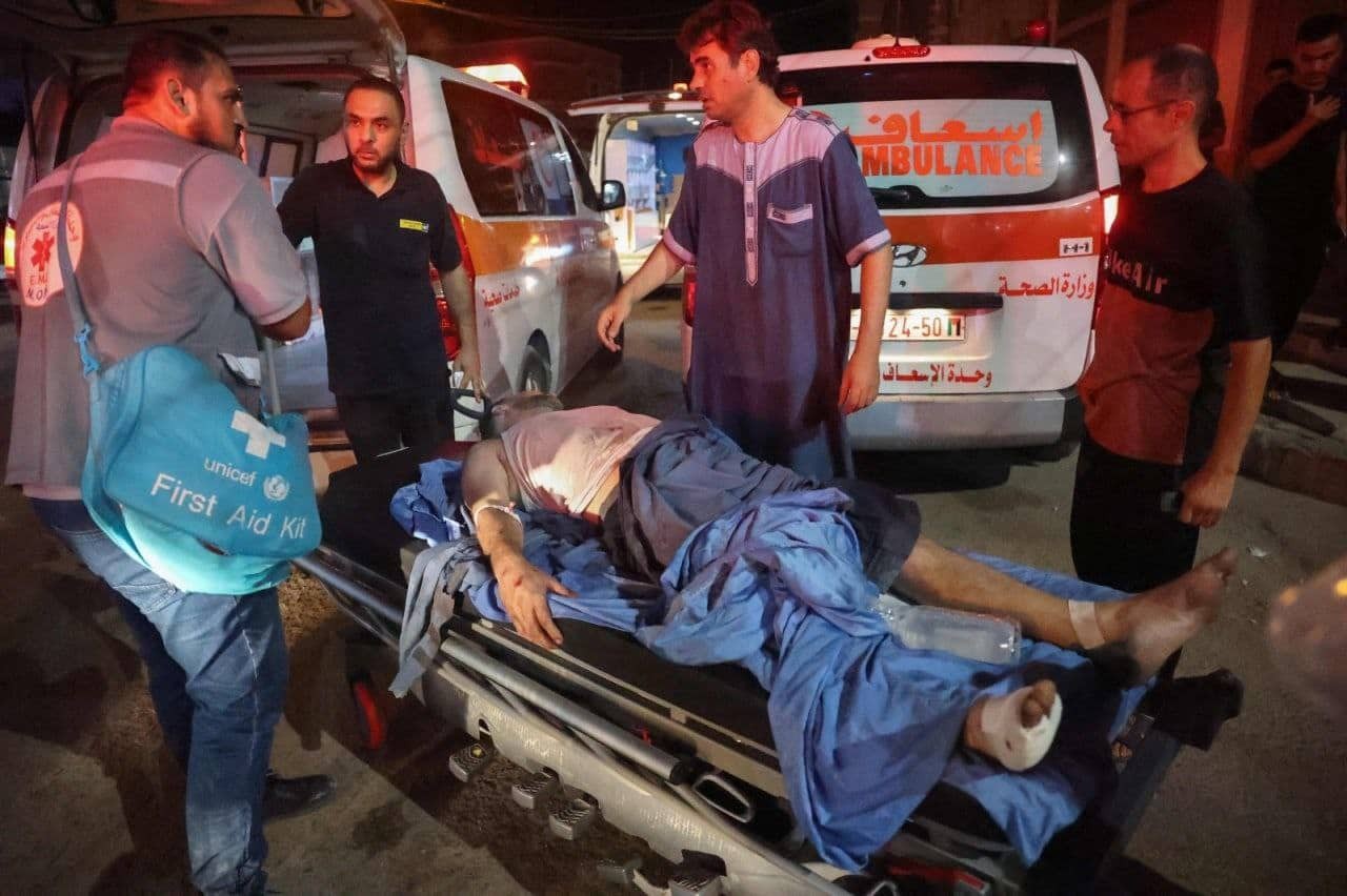 بالفيديو: لحظة توافد الإصابات إلى المشفى جراء قصف المنازل السكنية غرب رفح