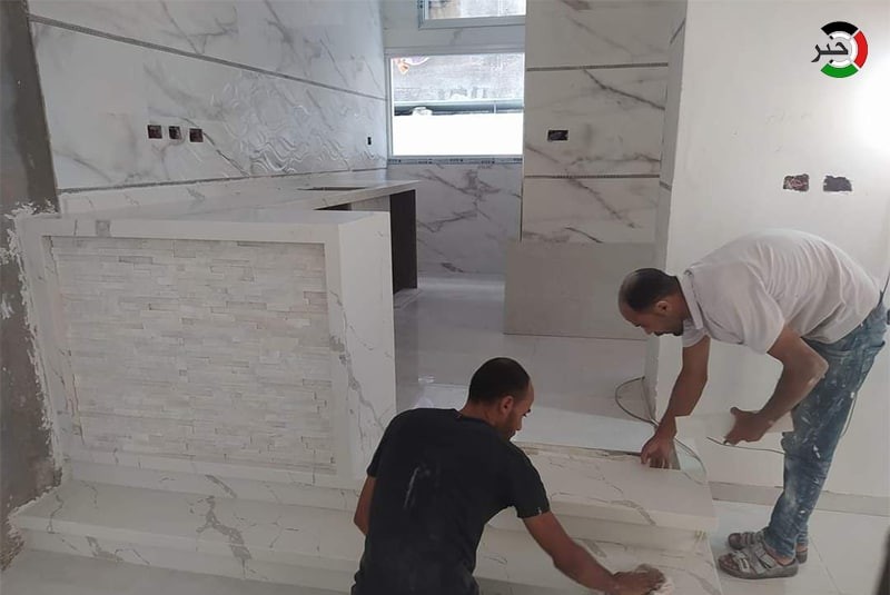 شاهد: شباب غزّة يُبدعون في تصميم وتركيب مطابخ الجرانيت والرخام