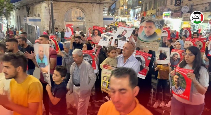 بالفيديو: إقامة خيمة تضامن مع الأسرى في ساحة مركز "بلدنا" بمدينة البيرة