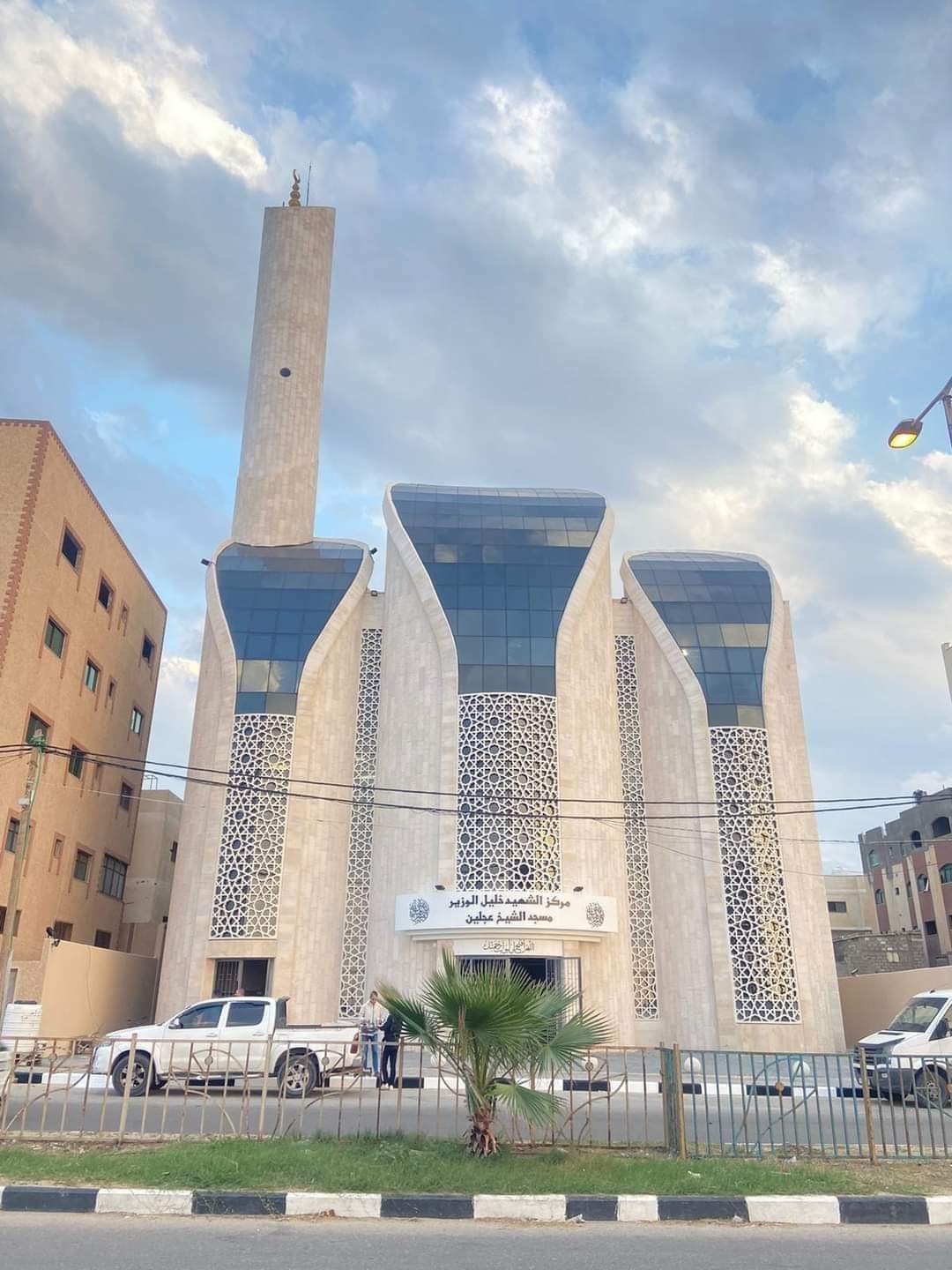 شاهد: في غزّة.. مساجد فارهة بتكلفة باهظة وبيوت الفقراء تئن تحت وطأة الجوع!