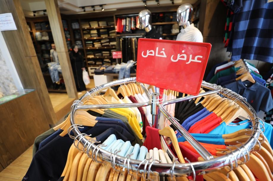 شاهد: الوجه الآخر للعروض والتنزيلات التي تنشرها بعض المحال التجارية في غزّة