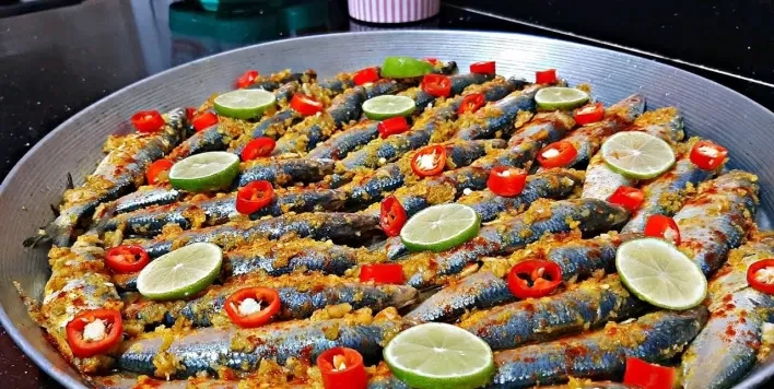 طريقة عمل صينية سمك سردين بالطحينة