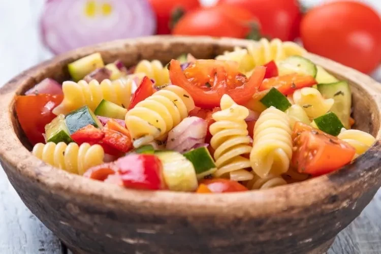 سلطة باستا بالطماطم