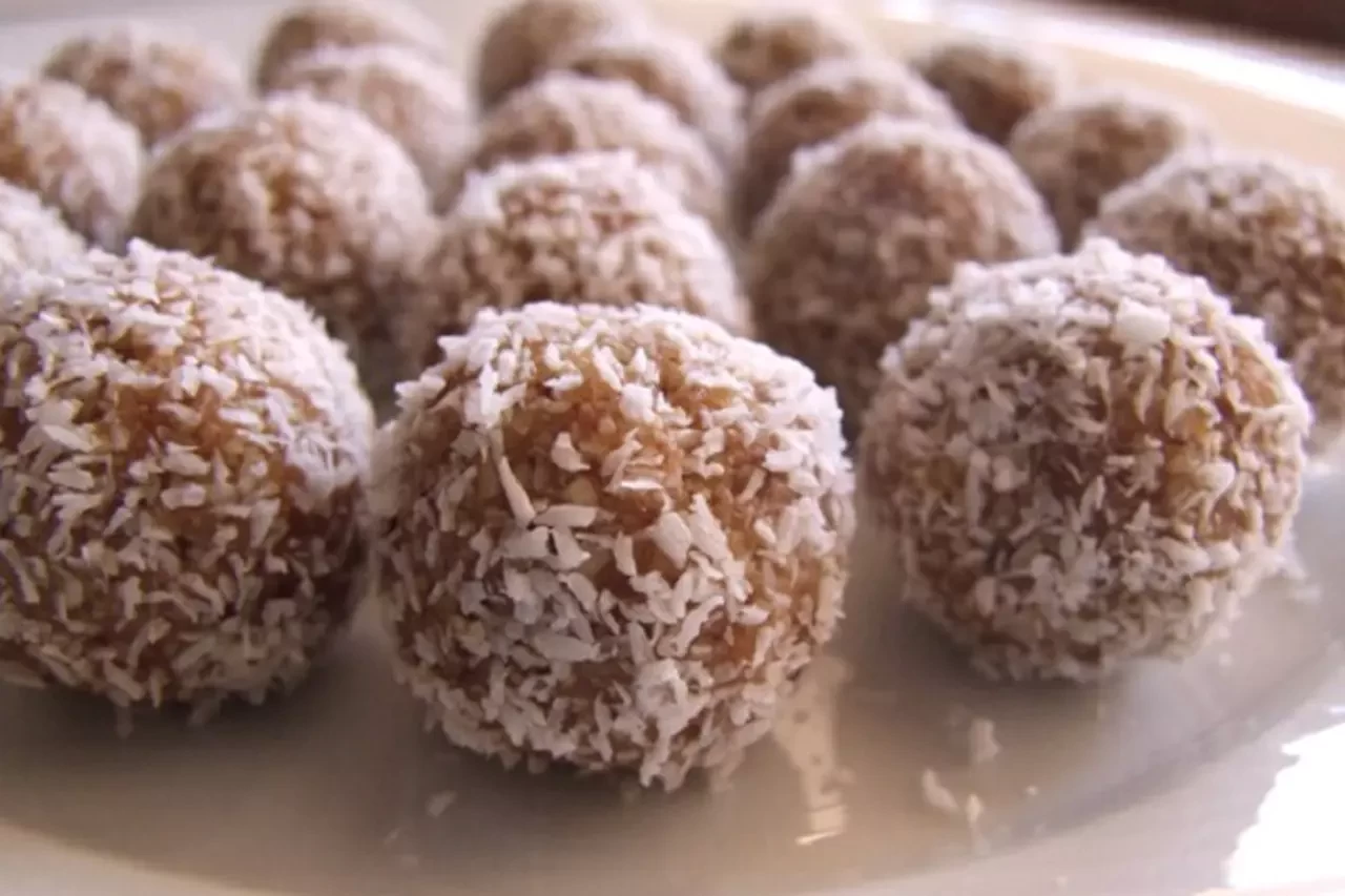 كرات التمر بجوز الهند