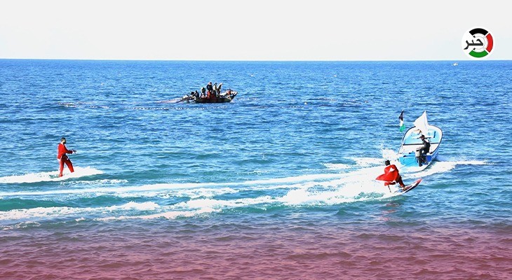 بالفيديو: "بابا نويل" يتزلج على شاطئ بحر مدينة غزّة