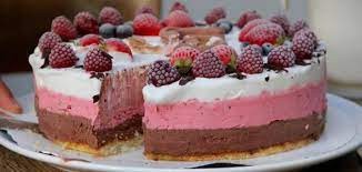 قالب الكيك بالآيس كريم والفراولة