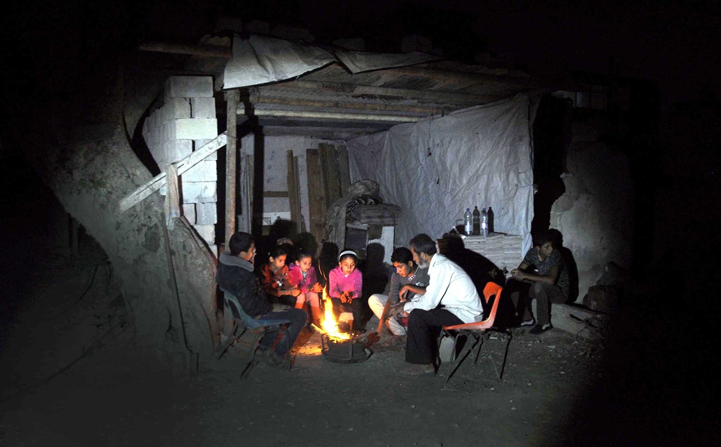 البرد ينهش أجساد الفقراء في ظل افتقار قطاع غزّة لأدنى مقومات الحياة!!