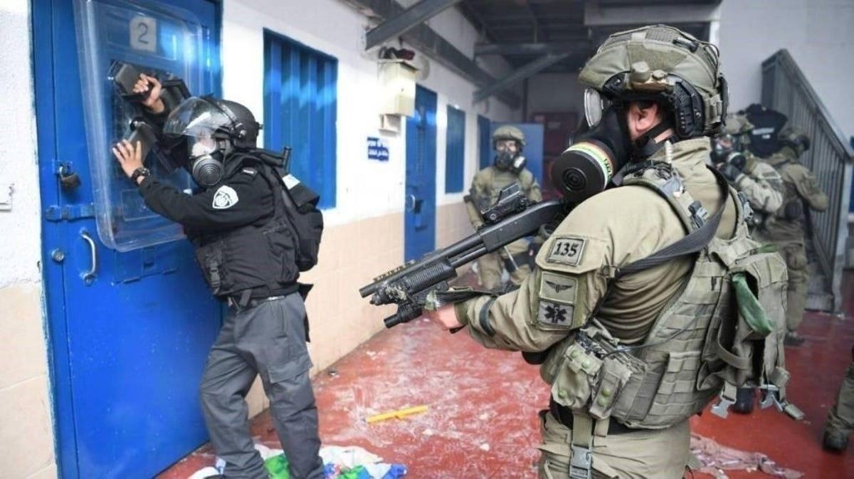 أحد الأسرى يكشف لـ"وكالة خبر" من داخل سجون الاحتلال تفاصيل عملية التنكيل بهم وخطواتهم القادمة