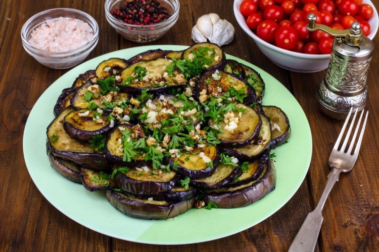 باذنجان مشوي بالثوم والبقدونس