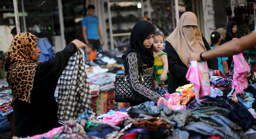 تقرير: المواطن بين مطرقة الوضع الاقتصادي الصعب وسنديان غلاء أسعار الملابس الجنوني!