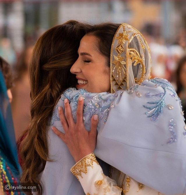 شاهد : دلالة على عمق المحبة..الملكة رانيا تعير مجوهراتها إلى كنتها الآنسة رجوة وابنتها