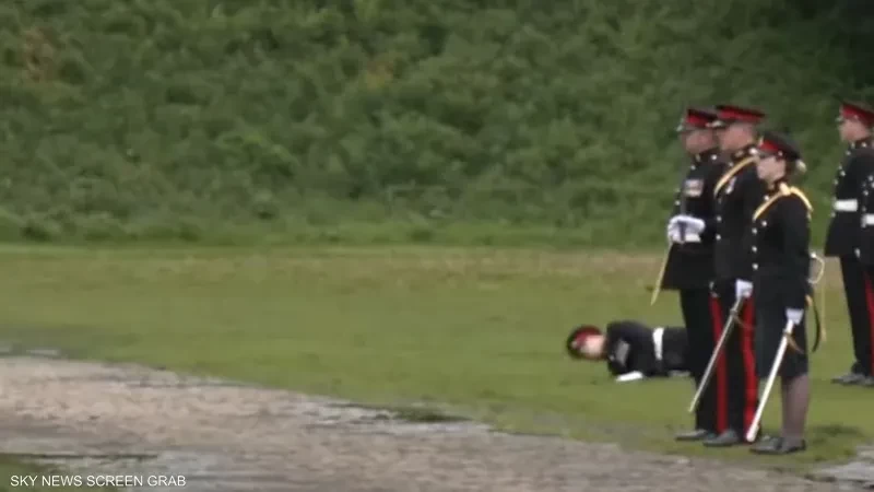 فيديو: مقطع مثير لجندي خلال تتويج تشارلز.. سقوط ثم جر "عبر الوحل"