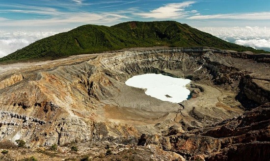 بحيرات غير آمنة وممنوع السباحة بها