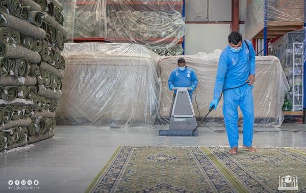 تعرفوا على مراحل تنظيف الحرم المكي