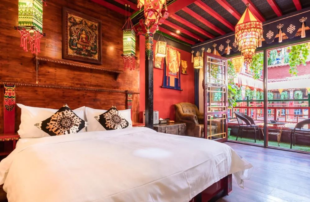 صيني يكتشف جثة تحت سرير غرفته بالفندق