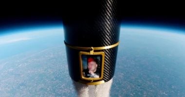 زوجة تنثر رماد زوجها فى الفضاء