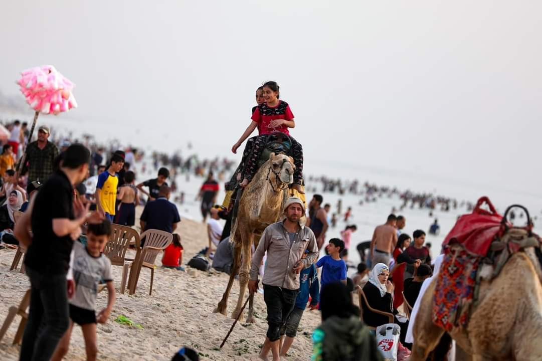 تقرير: "شاطئ البحر".. متنفس غزّة الوحيد في ظل الحصار الخانق المفروض منذ 17 عاماً