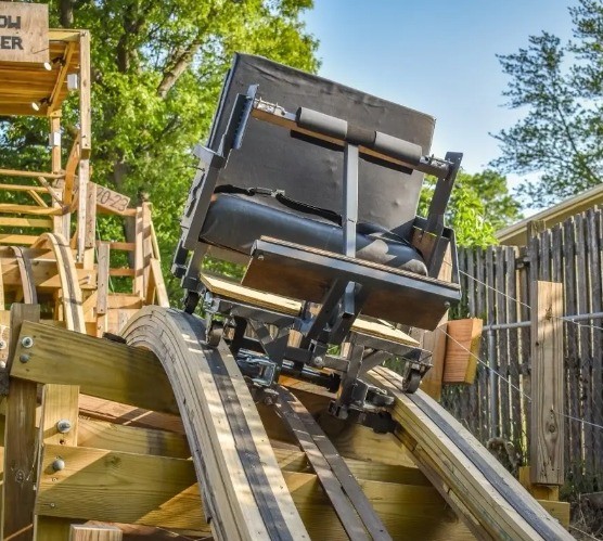 مراهق يصمم نموذج مصغر لقطار الموت خلف منزله