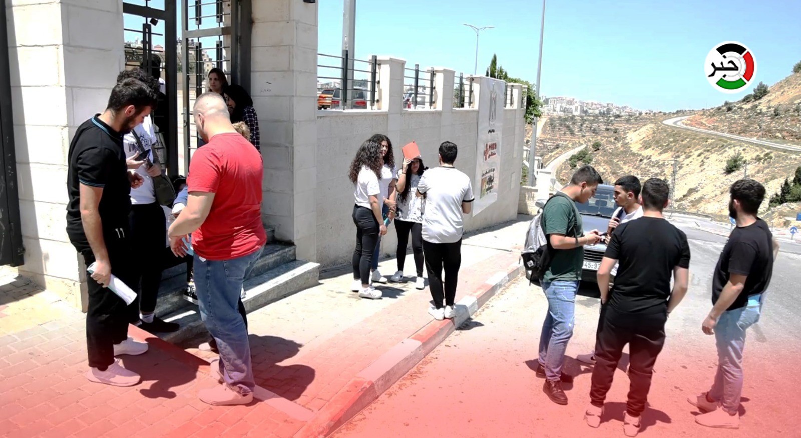 بالفيديو: طلبة الثانوية العامة برام الله يشتكون من صعوبة امتحاني التاريخ والفيزياء