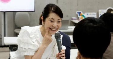 اليابانيون يستعينون بمدرسين لتعلم الابتسامة