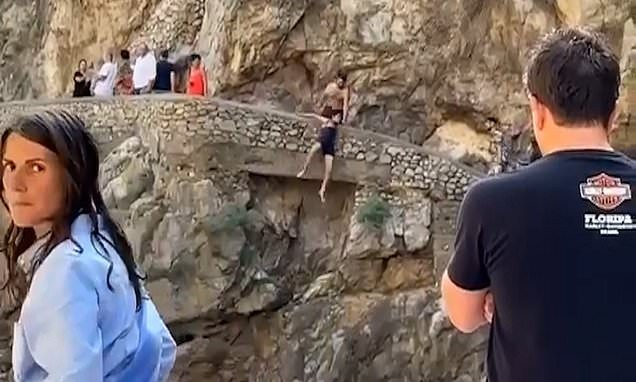 لقطة مرعبة للحظة سقوط سيدة من أعلى منحدر بإيطاليا واصطدامها بالصخور