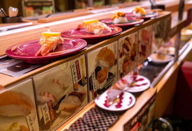 مطعم يابانى يقاضى طالب قام بلعق الطعام وتطالبه بتعويض قدره 480 ألف دولار