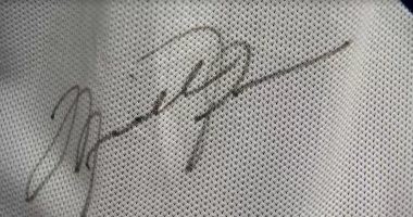 عرض قميص ملطخ بعرق مايكل جوردان للبيع فى مزاد بسعر يصل لـ600 ألف دولار