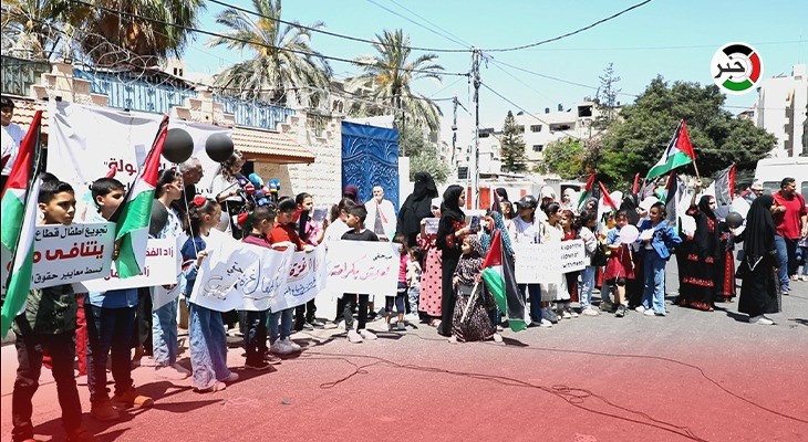 بالفيديو: أطفال غزّة يُنظمون وقفة احتجاجية رفضاً لتقليص برنامج الغذاء العالمي ومساعدات الأونروا