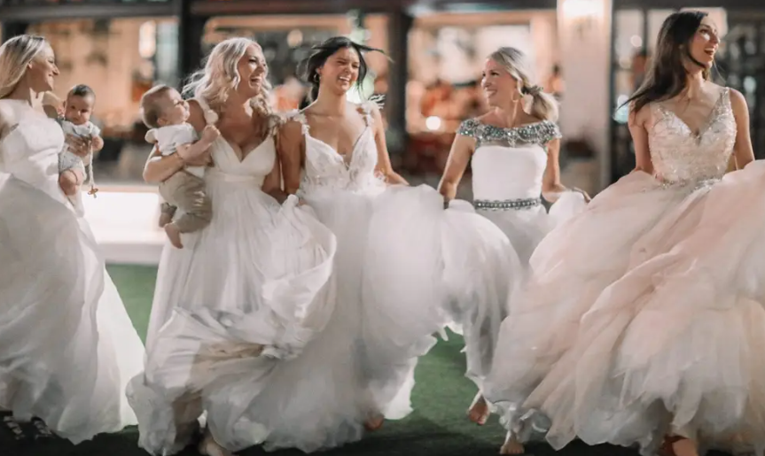 أمريكية وبناتها خرجن لتناول العشاء بفساتين زفافهن بصحبة أطفالهن