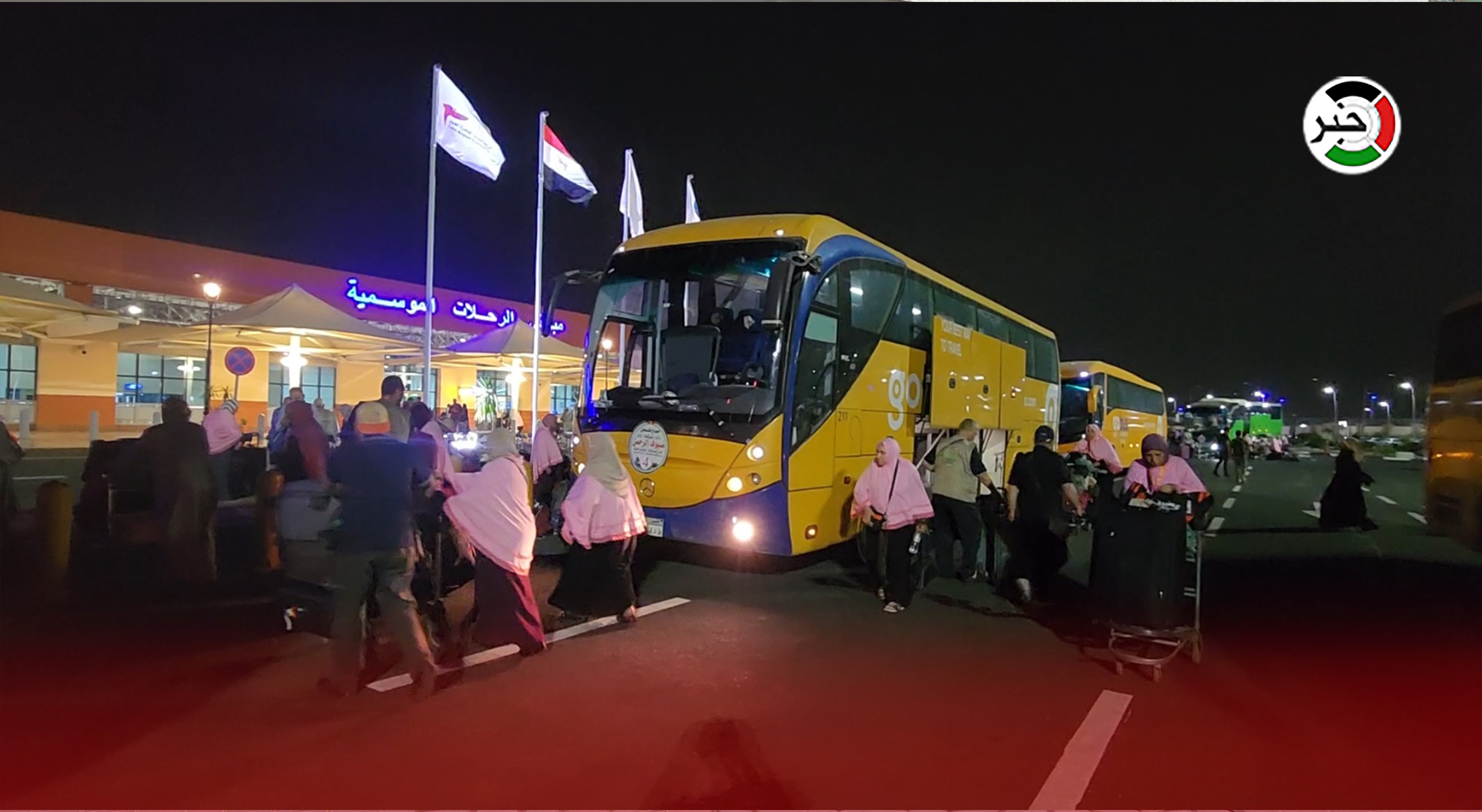 بالفيديو والصور: شاهد لحظة وصول الفوج الأول من حجاج غزة إلى مطار القاهرة