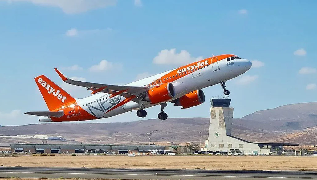 "الحمولة تقيلة" شركة طيران تنزل 19 راكبا قبل رحلة جوية من طائرة