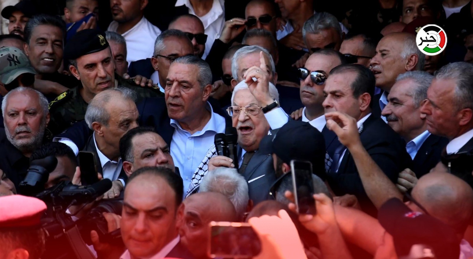 تقرير: خروج نادر من المقاطعة.. ما هي الرسائل السياسية لزيارة الرئيس عباس لجنين ومخيمها؟