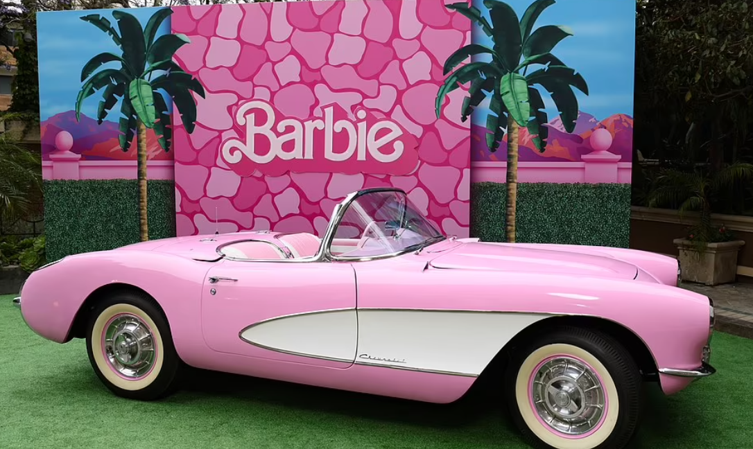سعر السيارة الشهيرة لـ"باربى" في الواقع بعد طرح الفيلم بالسينمات؟
