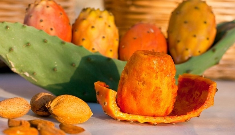 شاهد: فاكهة موسمية.. ثمار "التين الشوكي" في الأسواق بمذاقها المميز