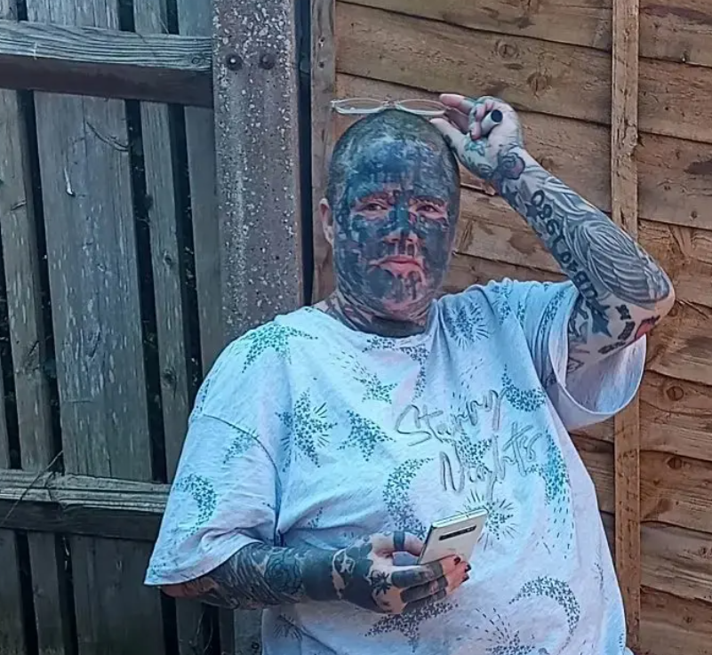 بسبب 800 وشم... حرمان سيدة بريطانية من الحصول على وظيفة