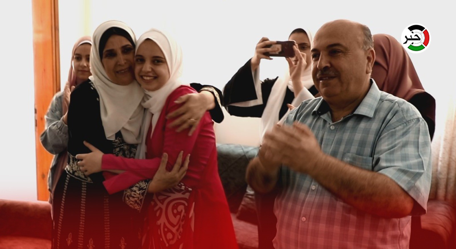 شاهد: فرحة عائلة الطالبة فرح عطا سالم الأول على فلسطين بمعدل 99.7%