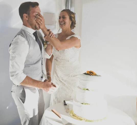 خبيرة علم نفس تحذر من تلطيخ وجه الأزواج بالحلوى في حفل الزفاف