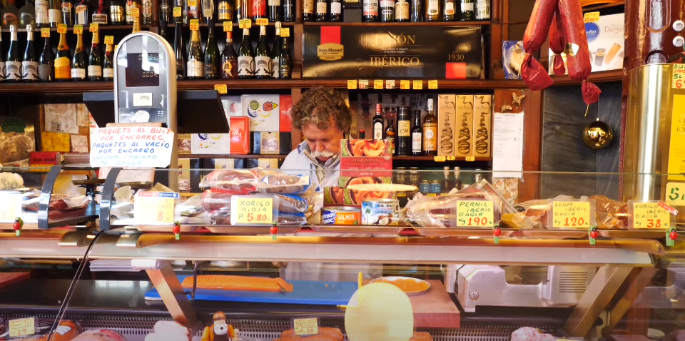 حيلة ذكية من متجر إسبانى كلاسيكى لمواجهة السائحين الراغبين فى التصوير فقط