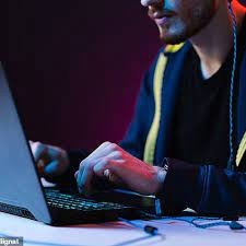 بريطانى زيّف صوت والده باتصالات بنكية وسرق آلاف من حسابه